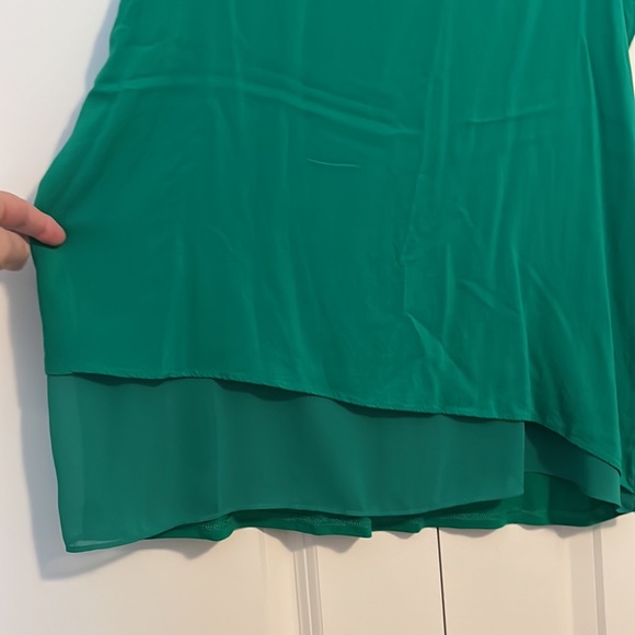 Ladies flowy sleeveless blouse. - Picture 2 of 5